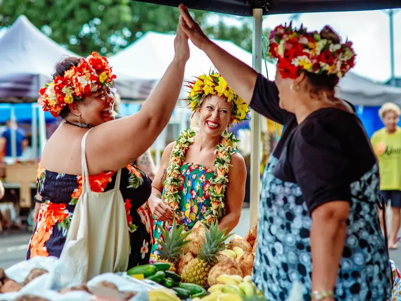 Mama hi-5's Makiroa at market stall 