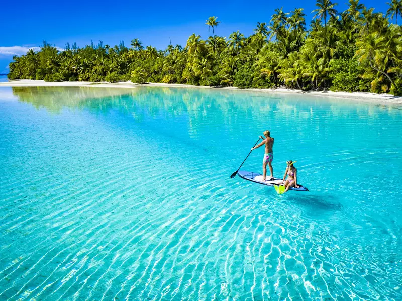 SUP couple aitutaki lagoon 