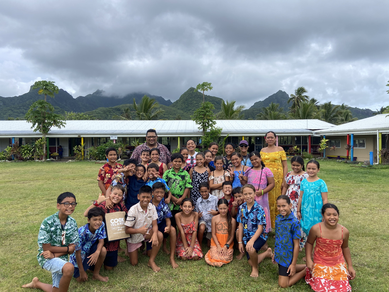 Takitumu school kids with Jeremy Goodwin (Cook Islands Tourism)