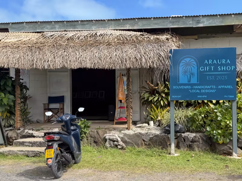 Storefront of Araura Gift Shop