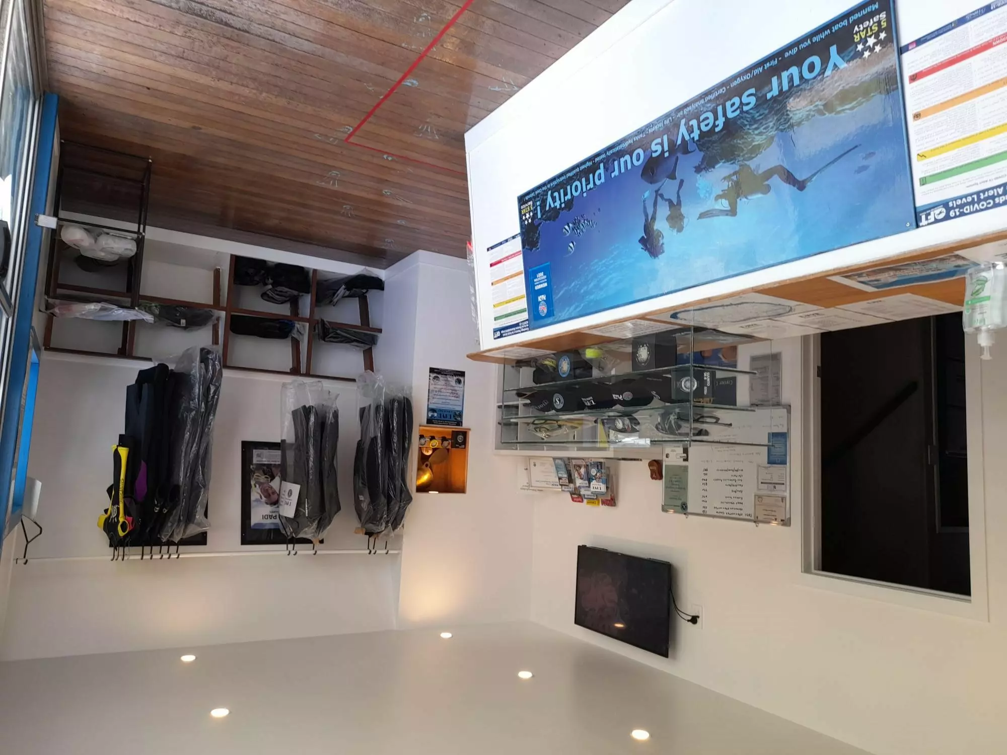 Dive Rarotonga Ltd - Shop 0106.jpg
