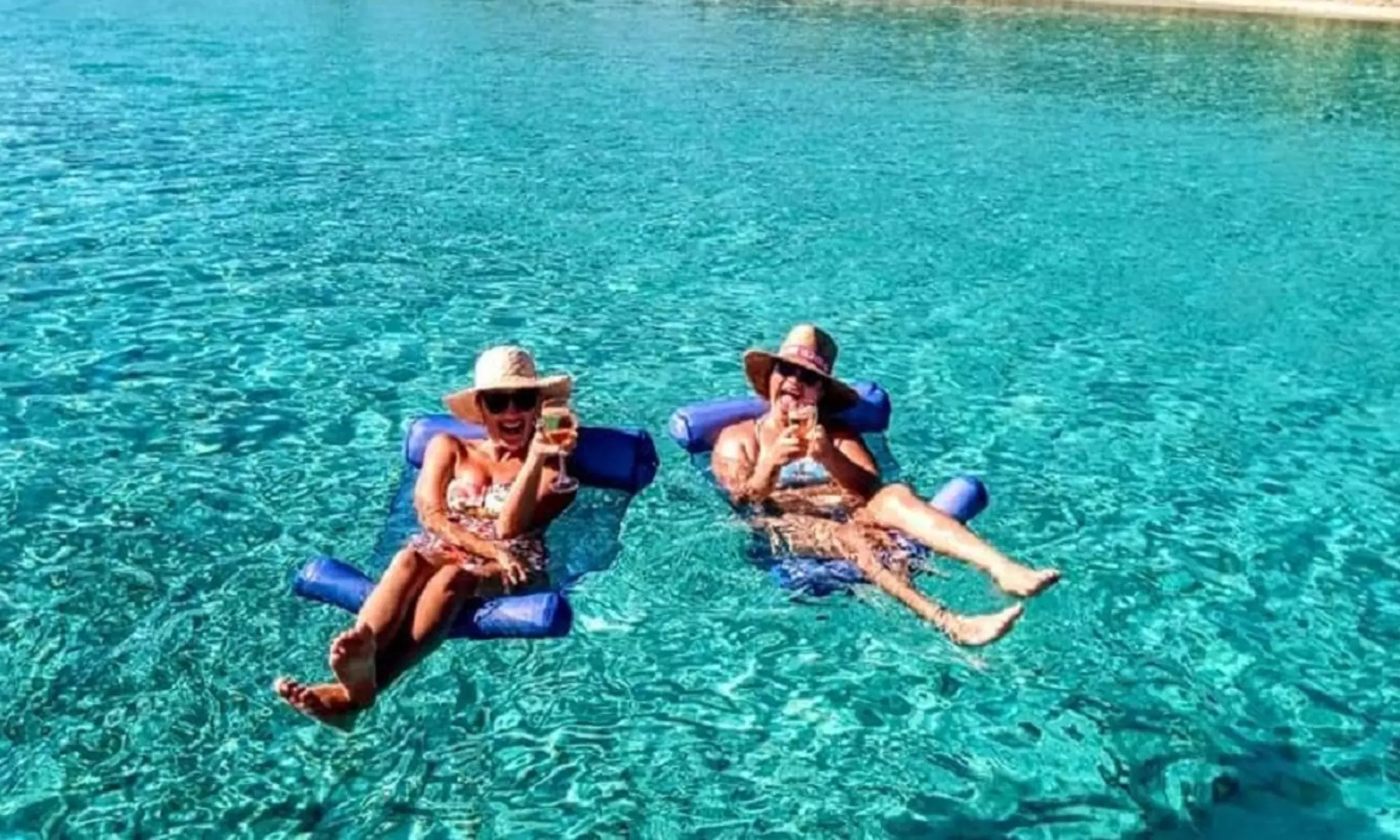 Kutekute Tours & Transfers Aitutaki - Floating hammocks