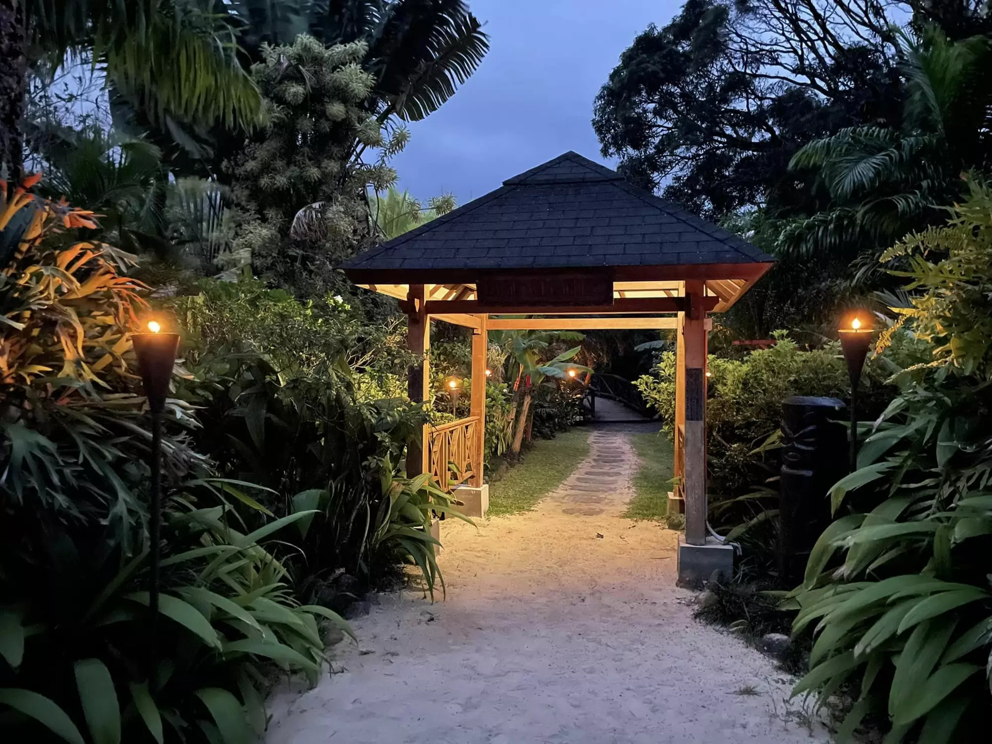 Maire Nui Gardens & Cafe Weddings 