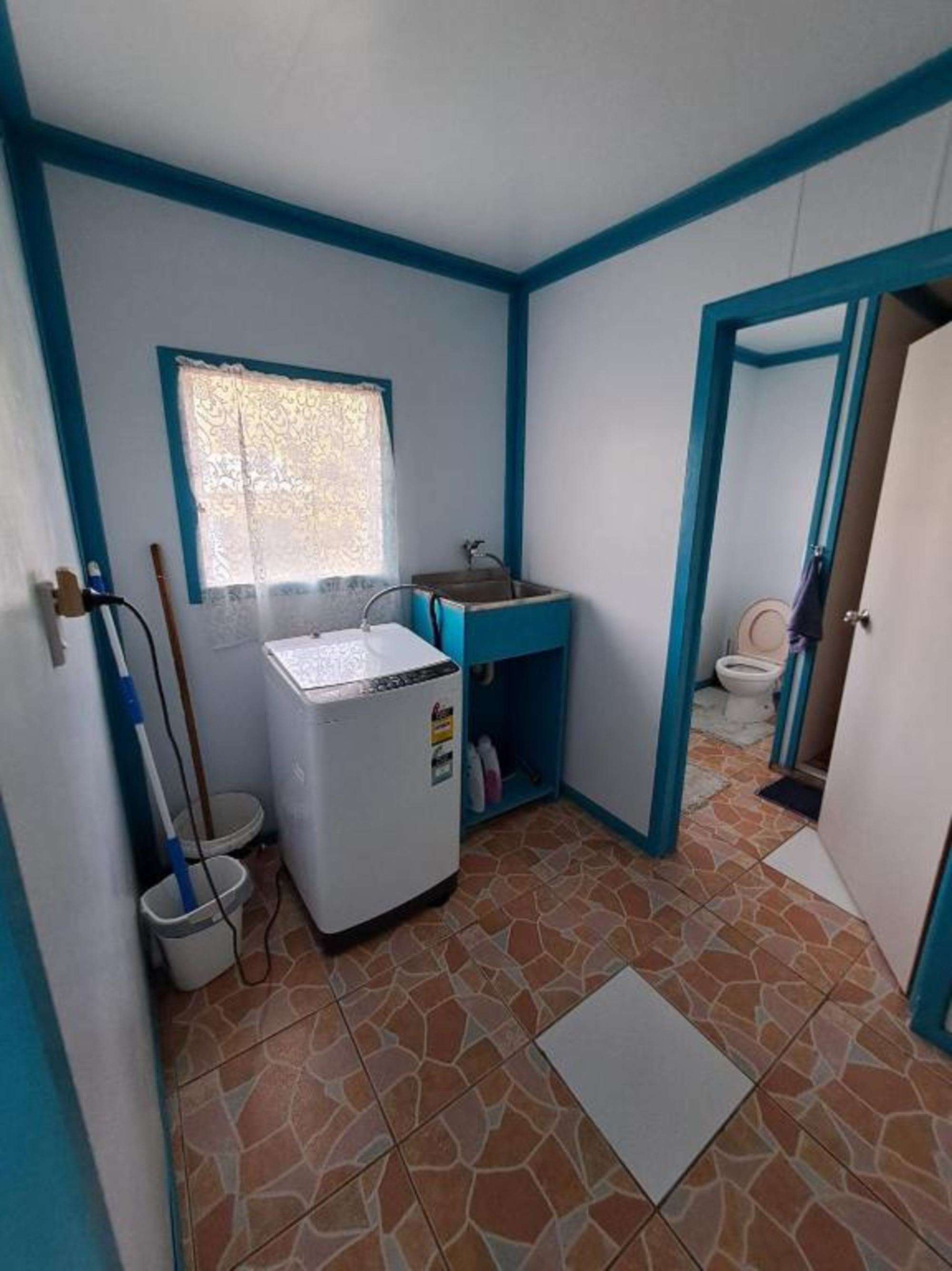 Aitutaki Budget Accommodation - Laundry room 