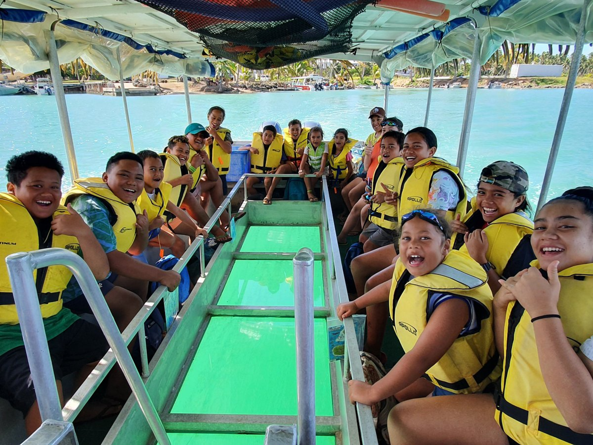 Local children on Ru's lagoon cruise