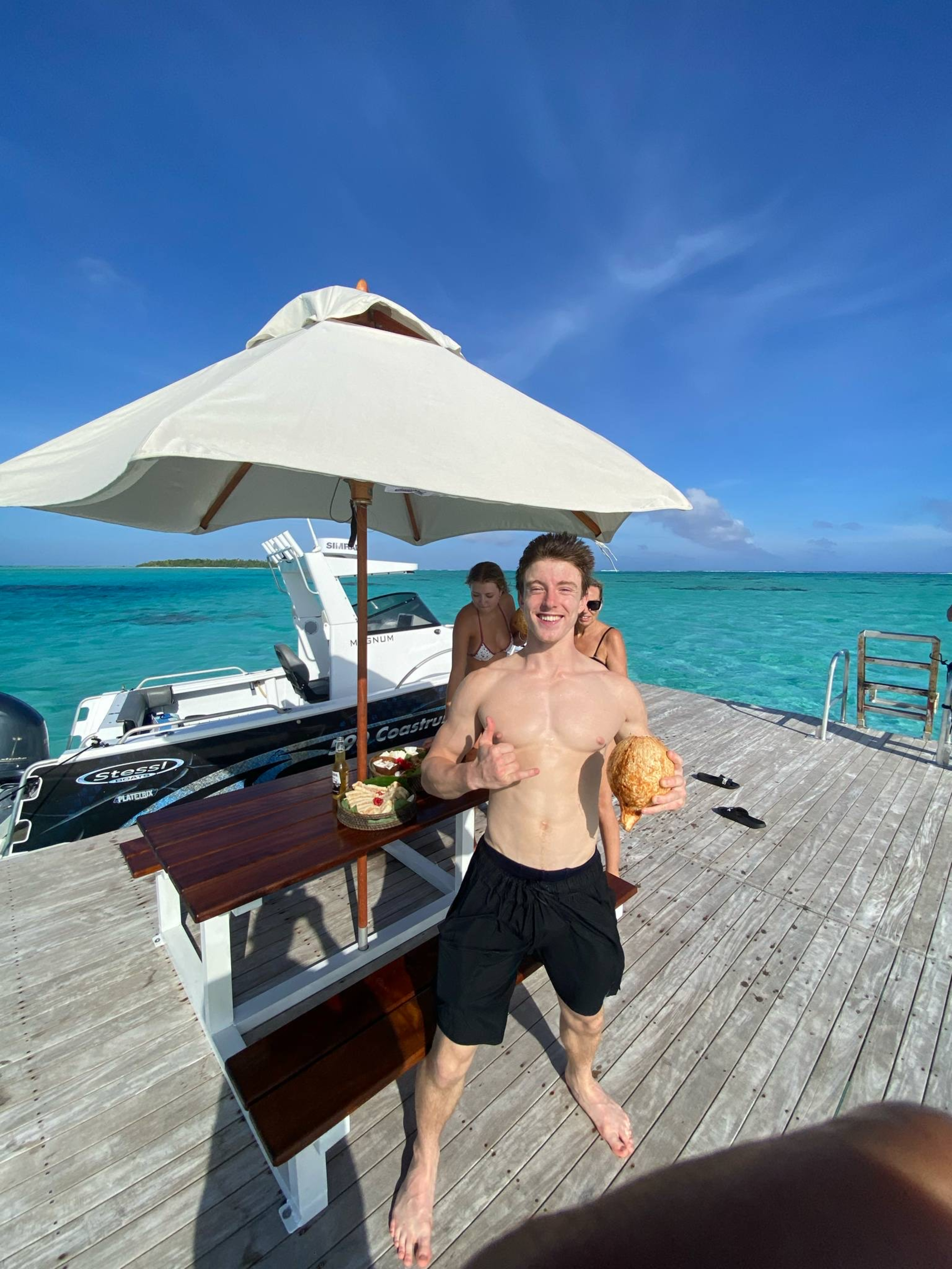 Raimana Charters - Guests having lunch