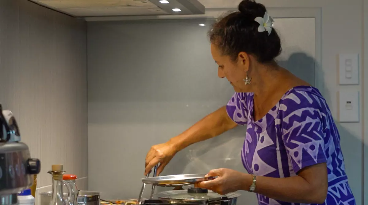 Mitiaro Cindy cooking