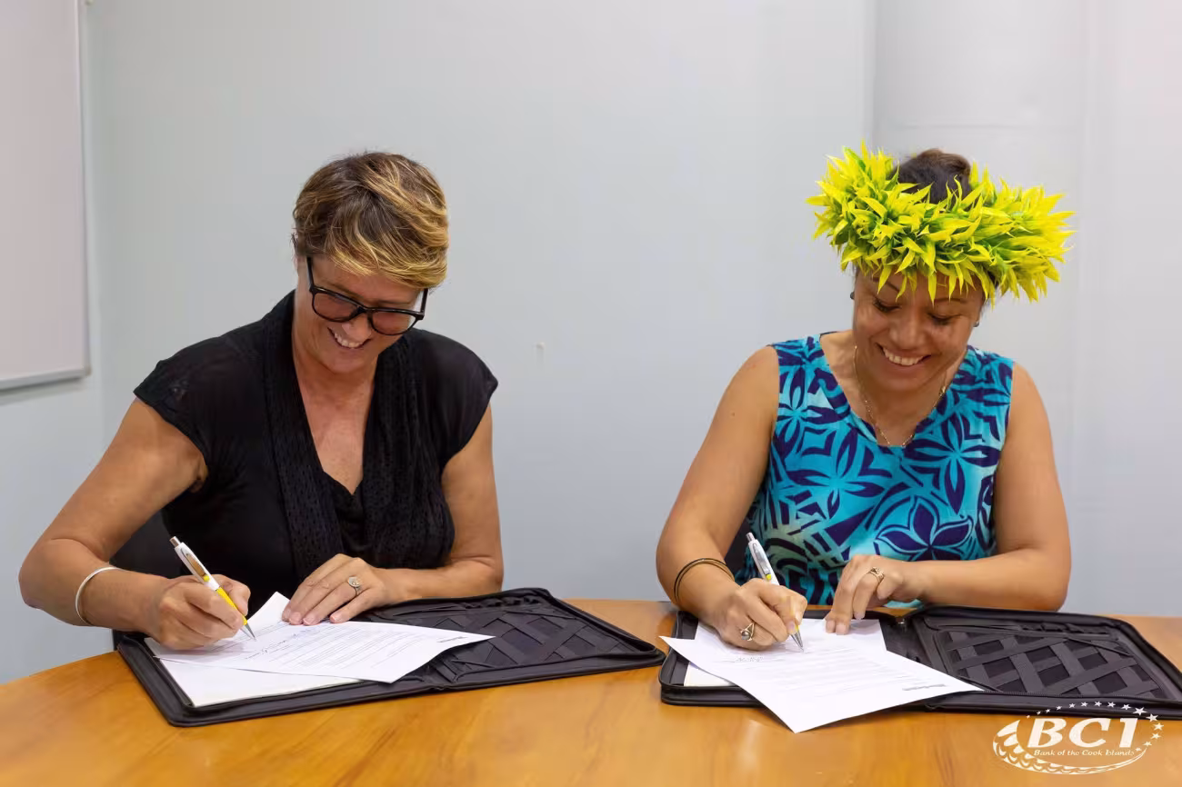  Glenda Tuaine-Newport of Motone and BCI Managing Director Vaine Nooana-Arioka and