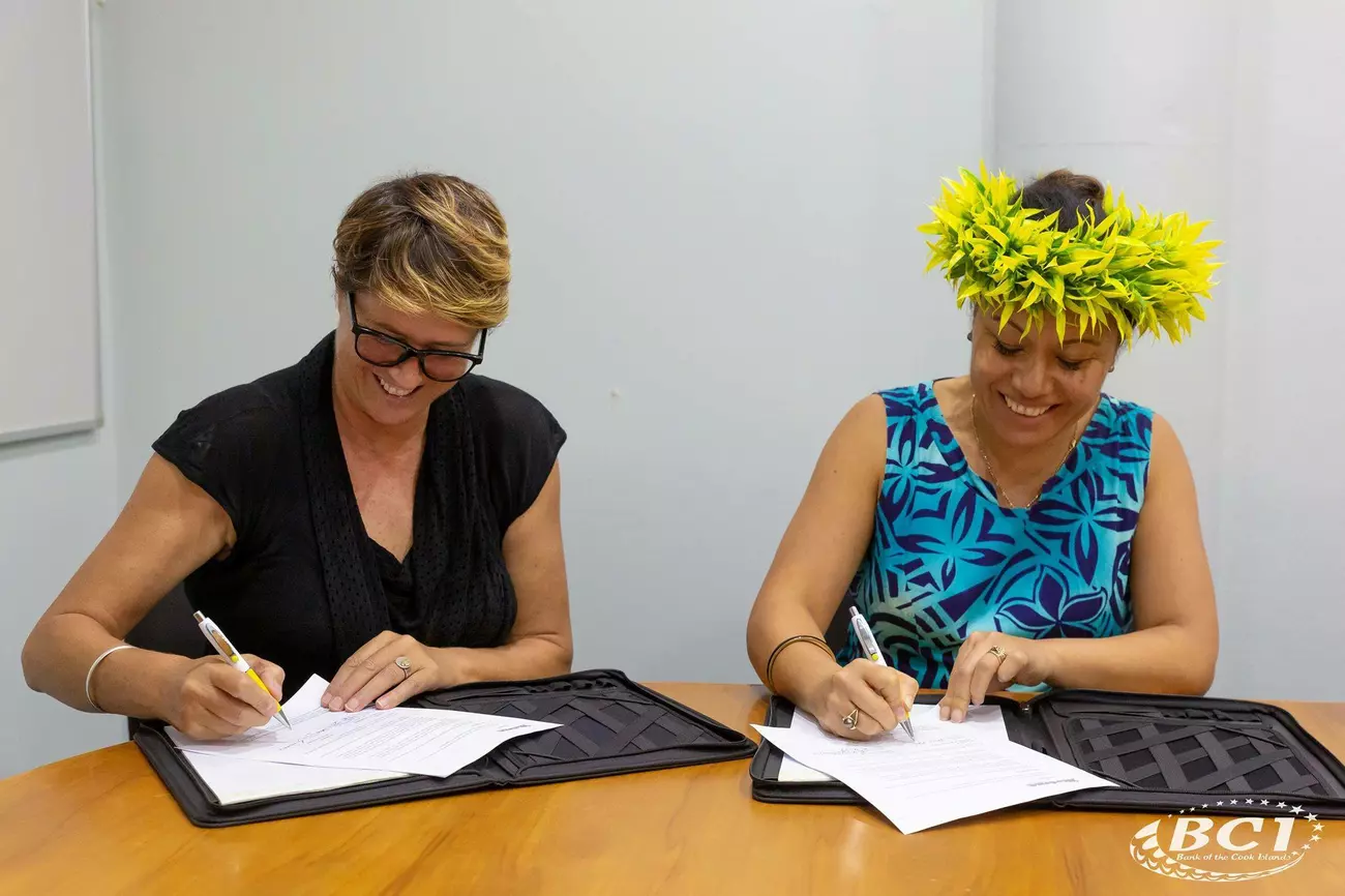 Glenda Tuaine-Newport of Motone and BCI Managing Director Vaine Nooana-Arioka and