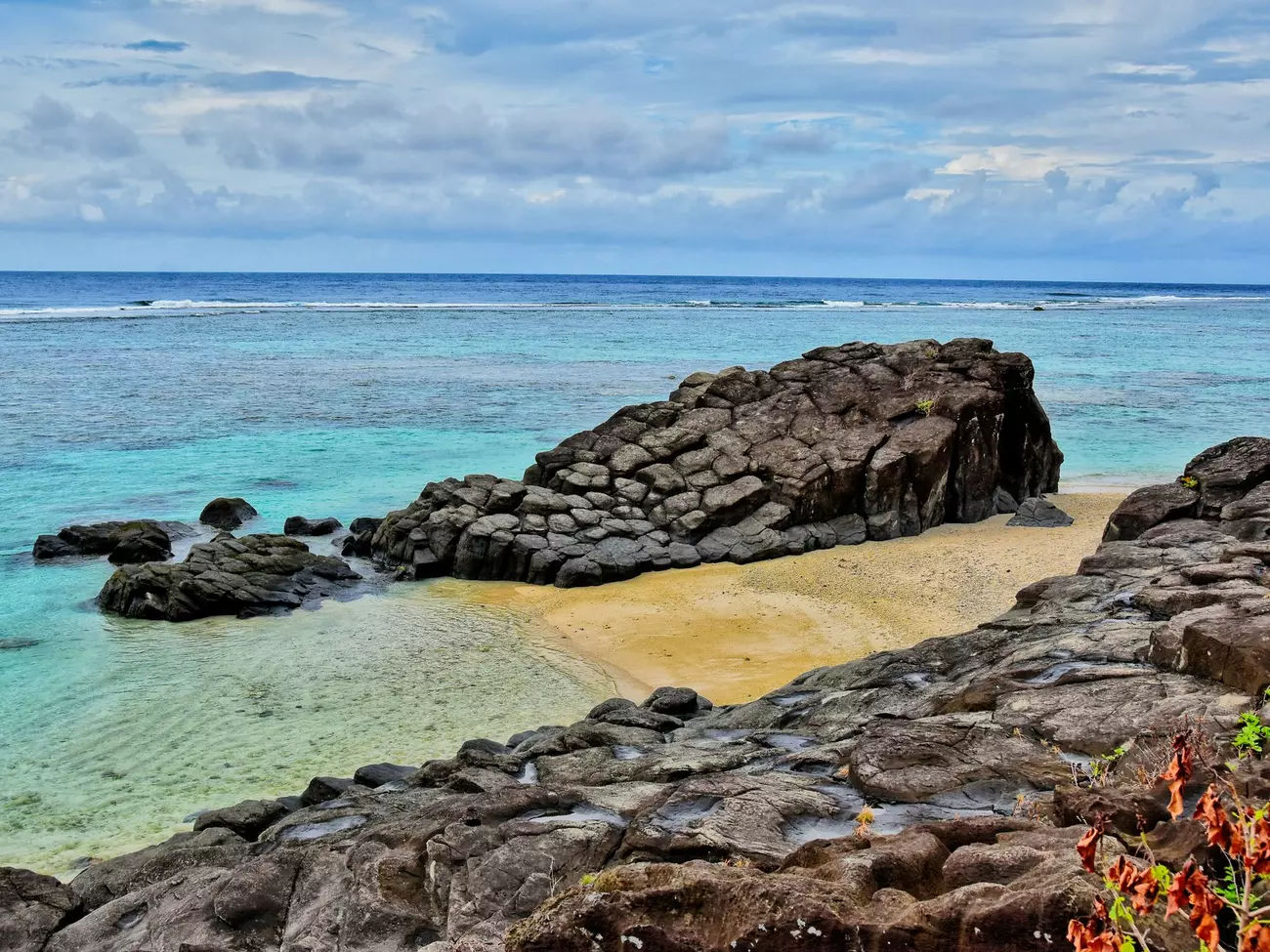 Black-Rock-Landscape-MUST-CREDIT-LINK-to-cookislandspocketguide-large.jpg
