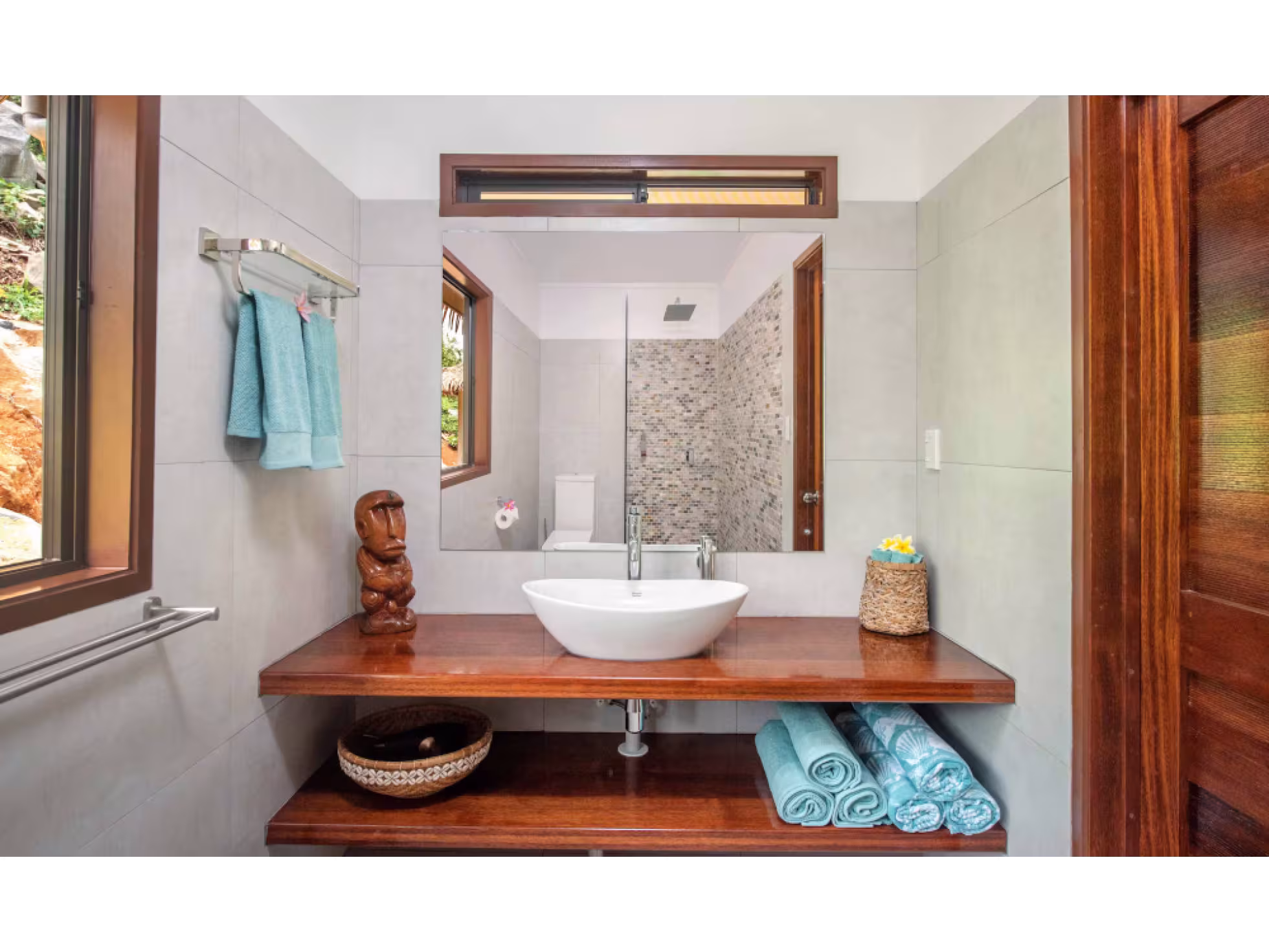 Rainbow villas Luxury accommodation Rarotonga bathroom