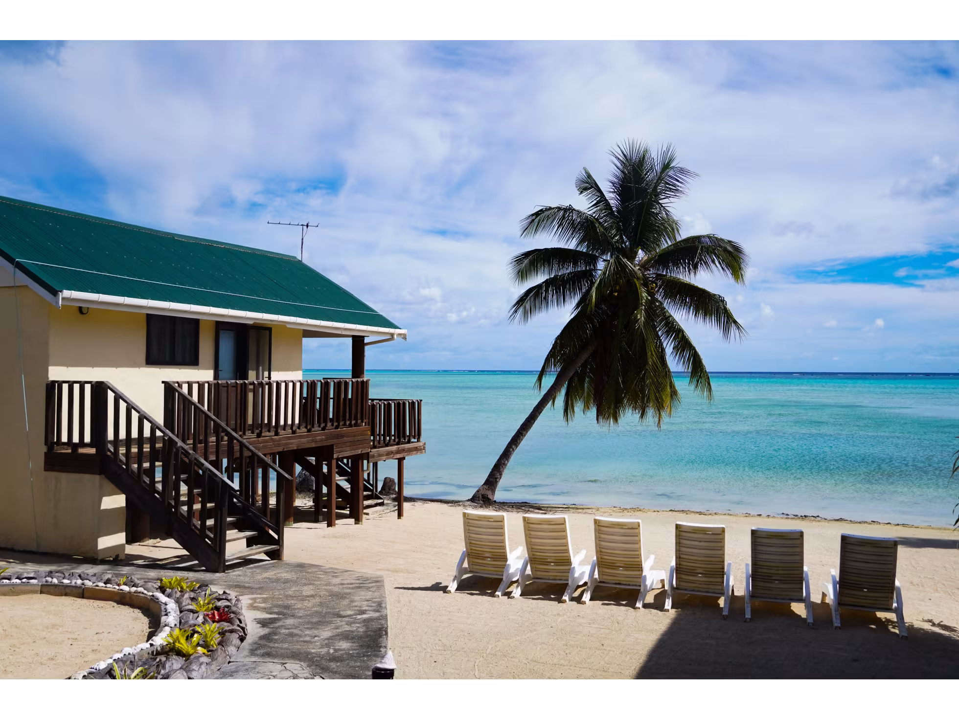 Rino's Beach Apartments 