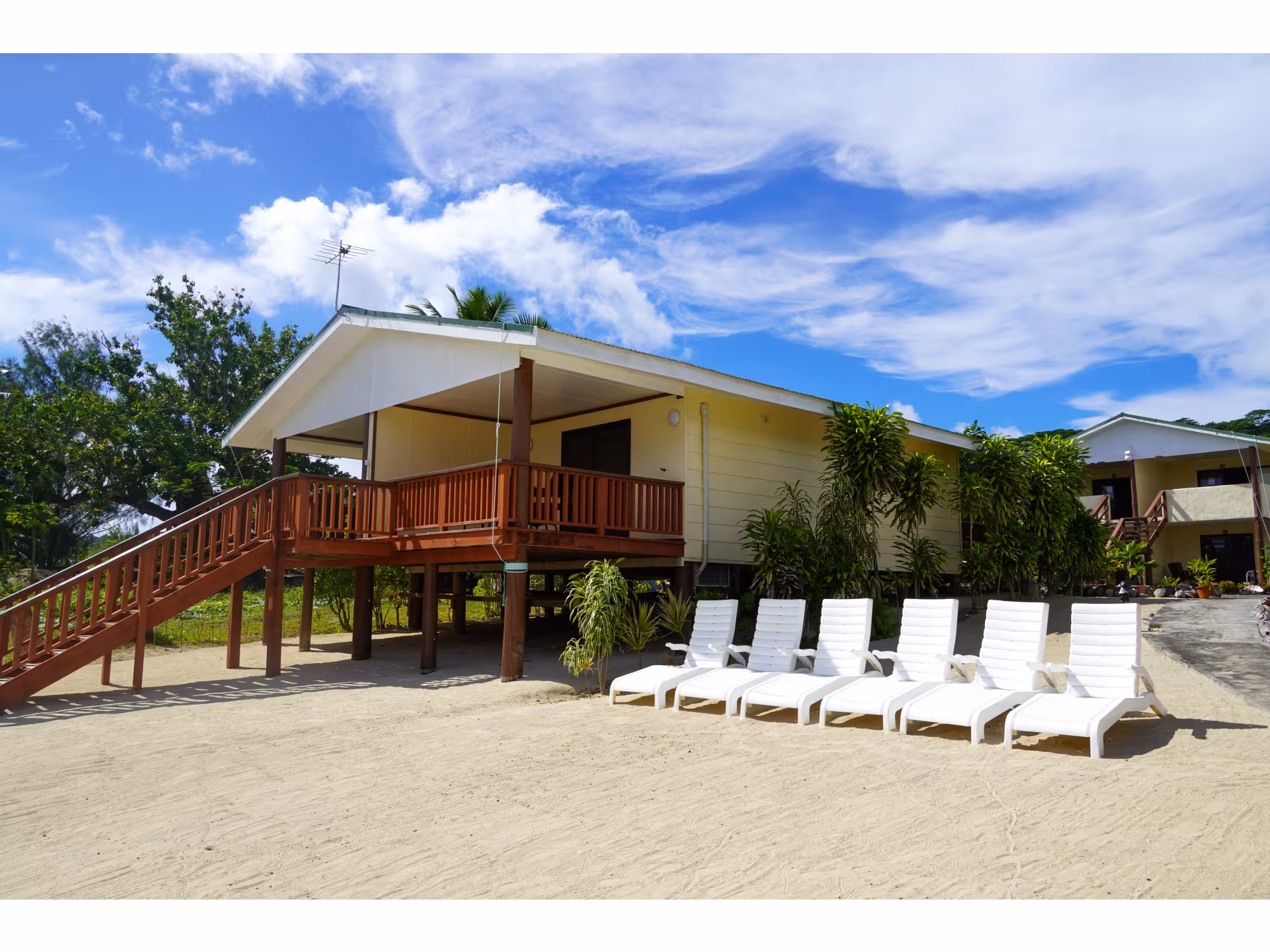 Rino's Beach Apartments 