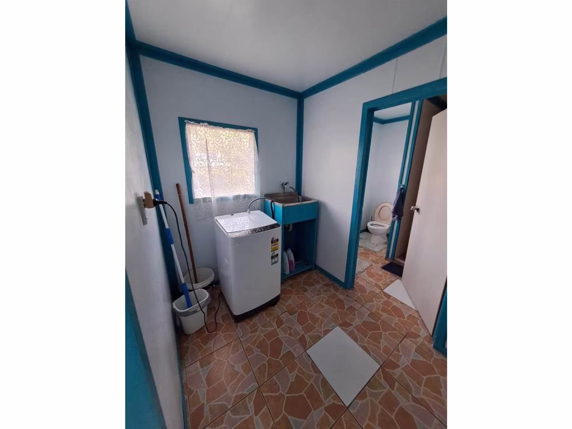 Aitutaki Budget Accommodation - Laundry room 