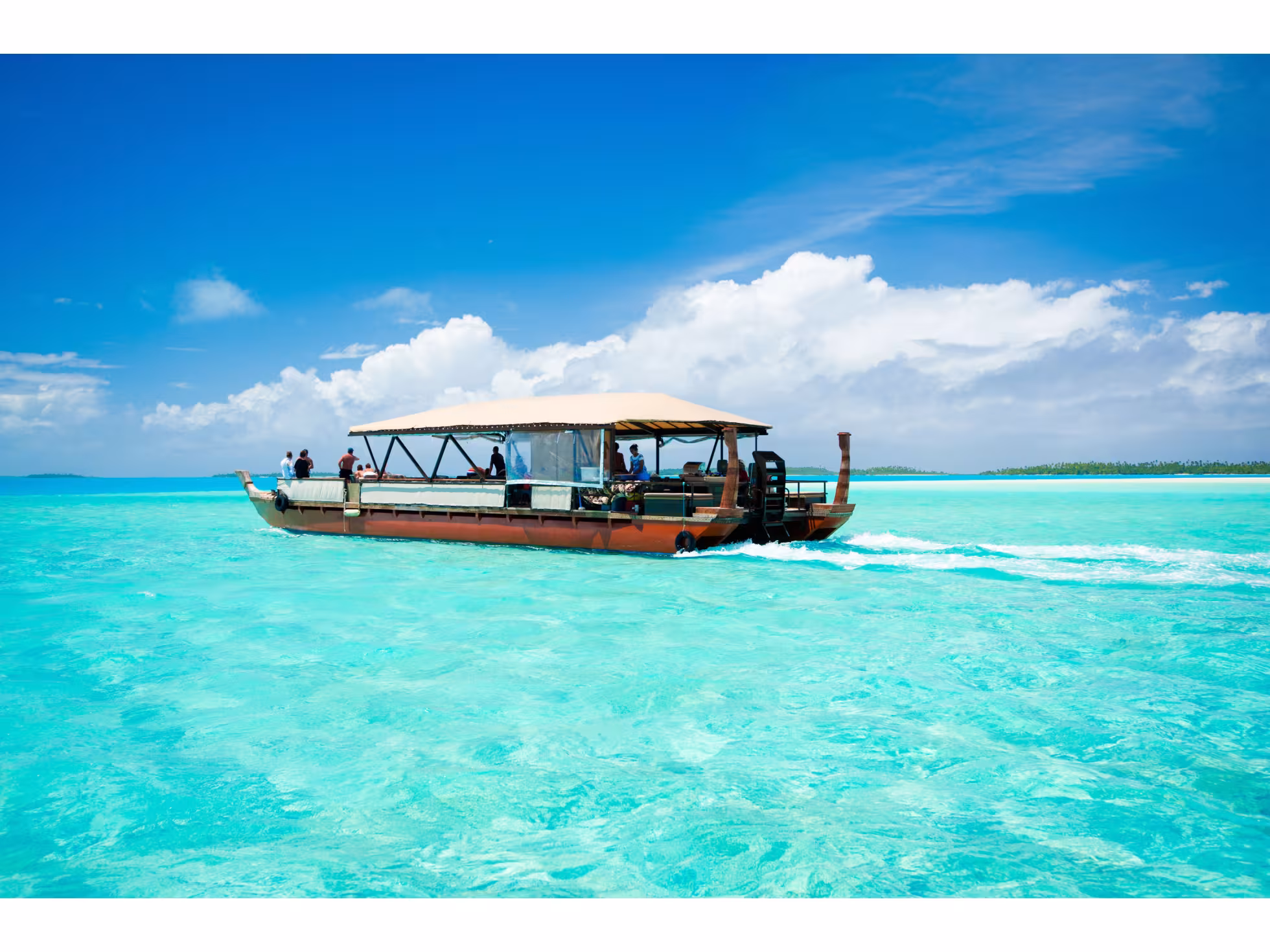 Aitutaki Day Tour vaka on lagoon