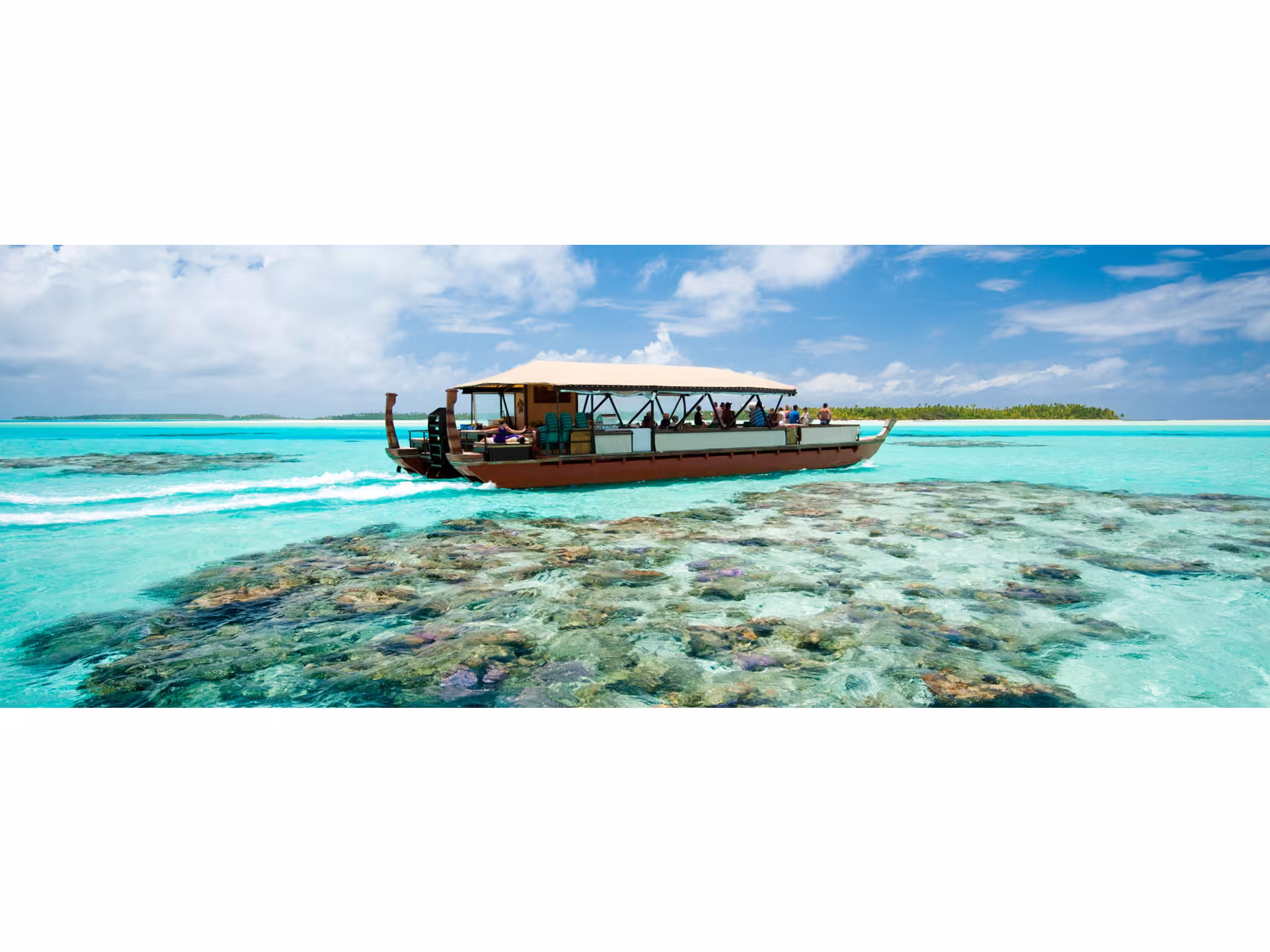 Aitutaki Day Tour vaka on lagoon 2